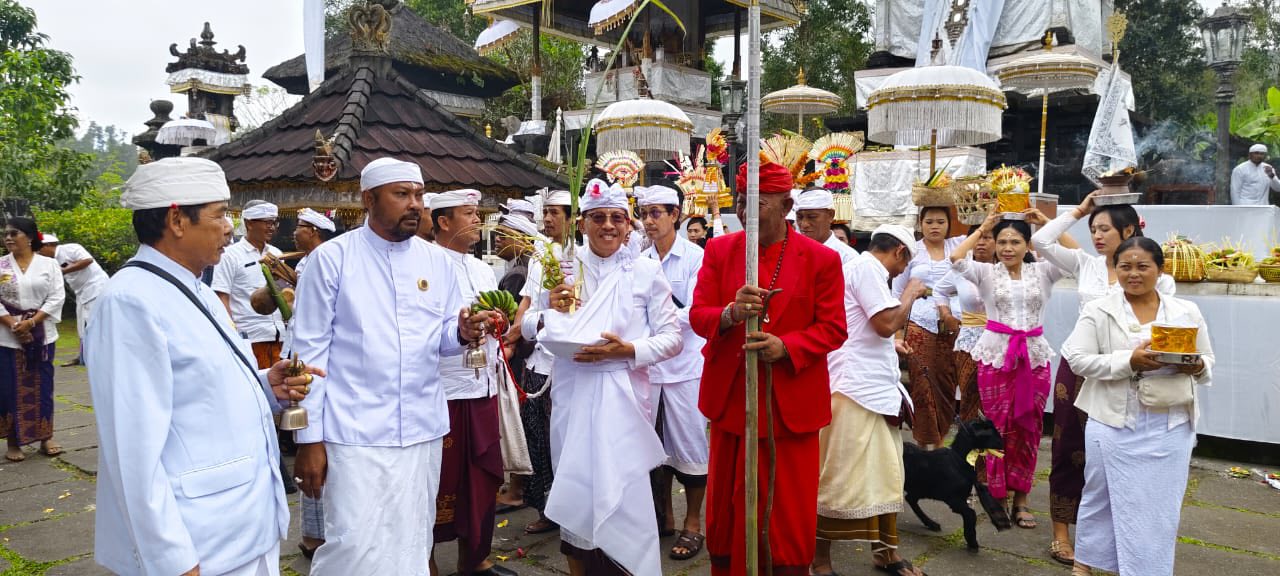 Pemerintah Kabupaten Klungkung Turut Ngayah Upacara Mapepada di Pura Gelap, Besakih