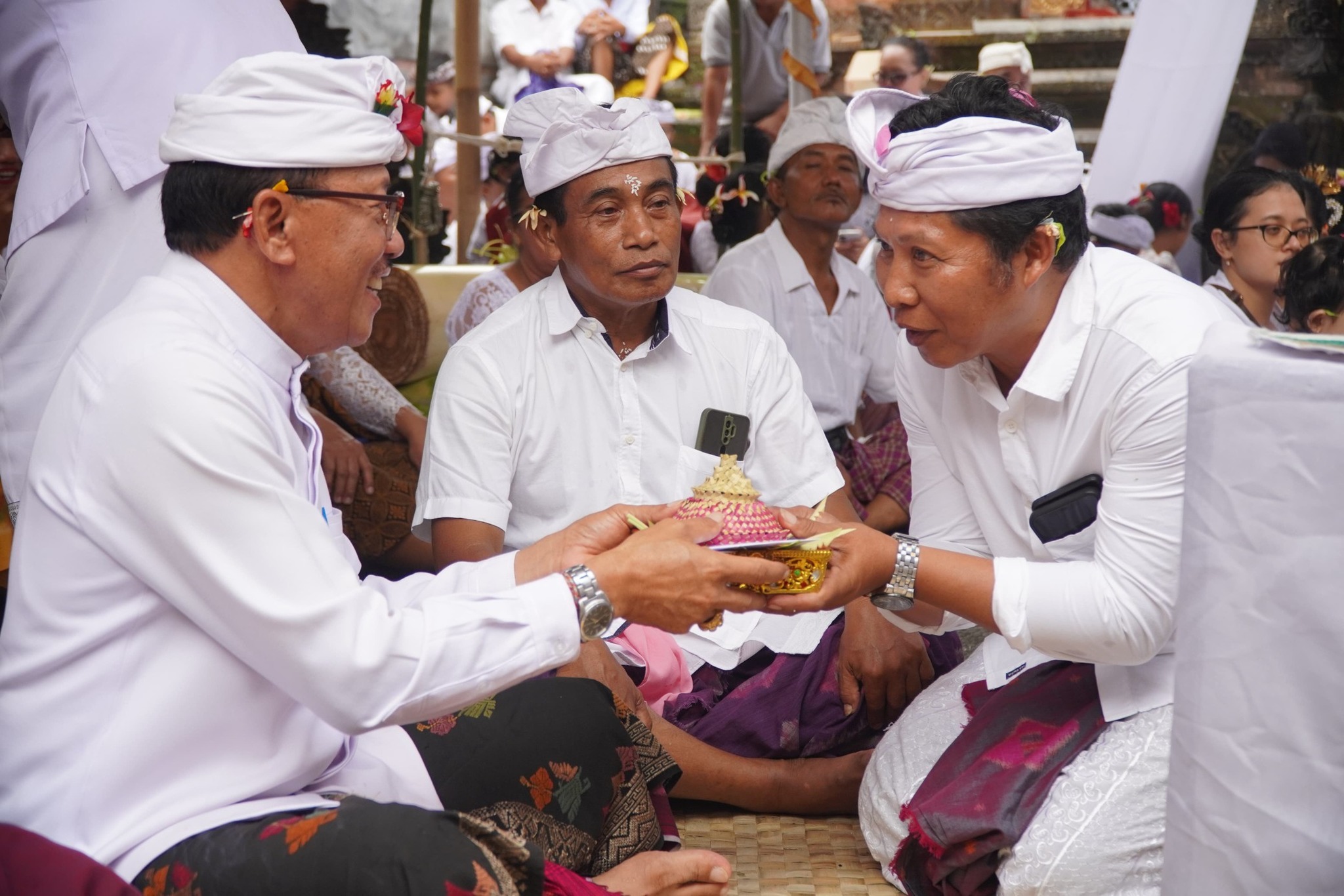 Kepala Dinas Kebudayaan Menghadiri Piodalan dan Ngingkup serta Penyerahan Punia di Pura Tangkas Kori Agung