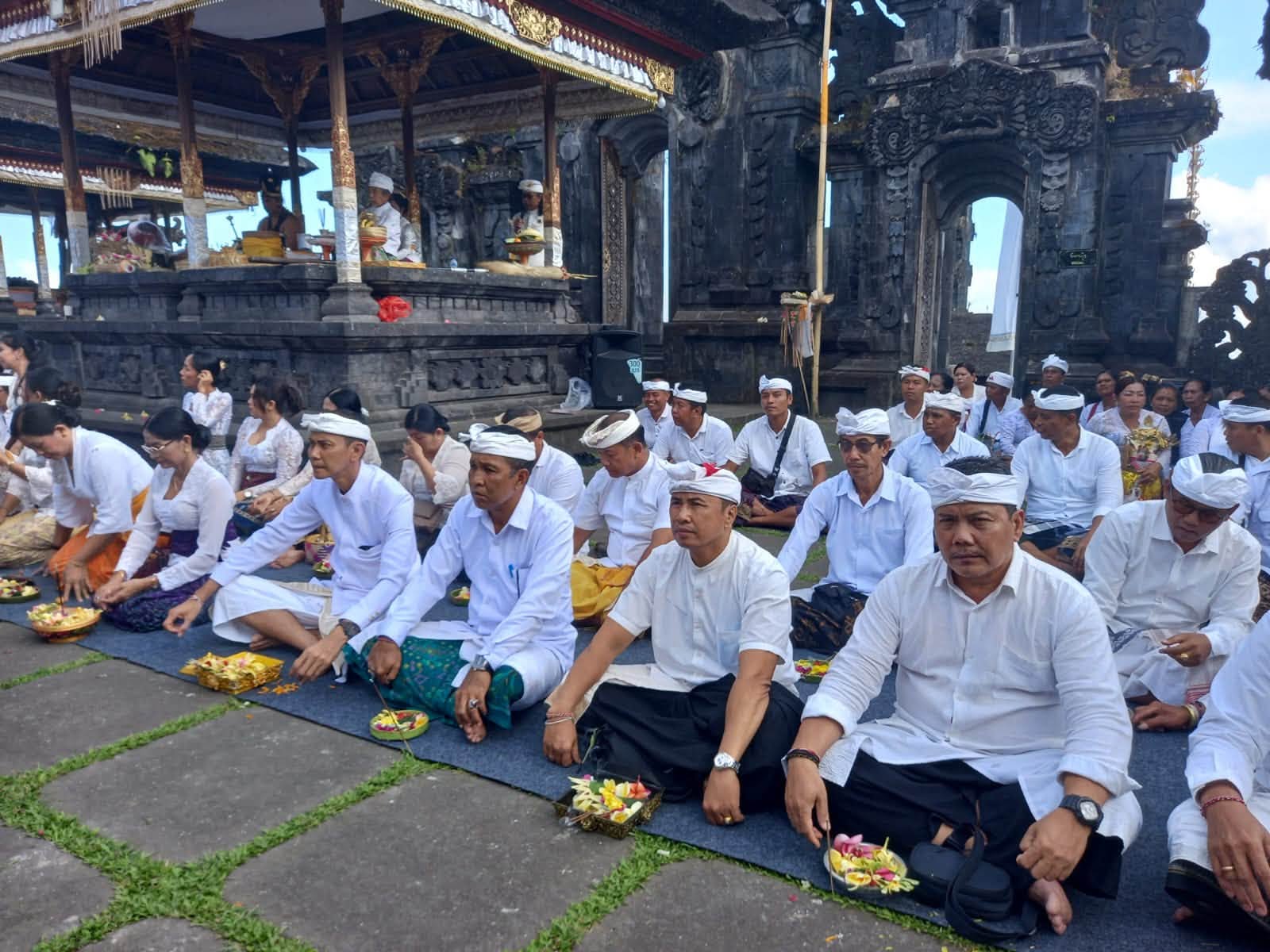 Upacara Penyineban Mendem Bagia Pule Kerthi Pura Gelap Besakih